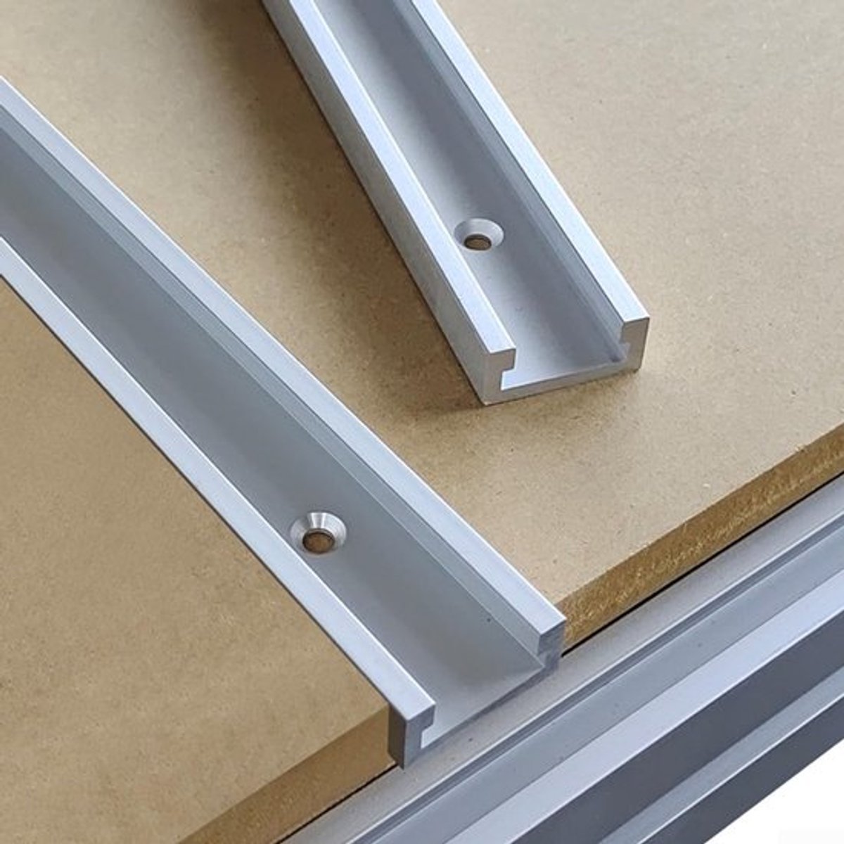 Dailygoods- T-sleufbaan 30 mm breed - Aluminiumlegering