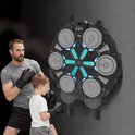 Boksmachine met 6 targets en blauwe LED-verlichting, getoond met een man en een jongen die boksen.