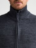 Close-up van een donkerblauw gemêleerd gebreid vest met ritssluiting en opstaande kraag.
