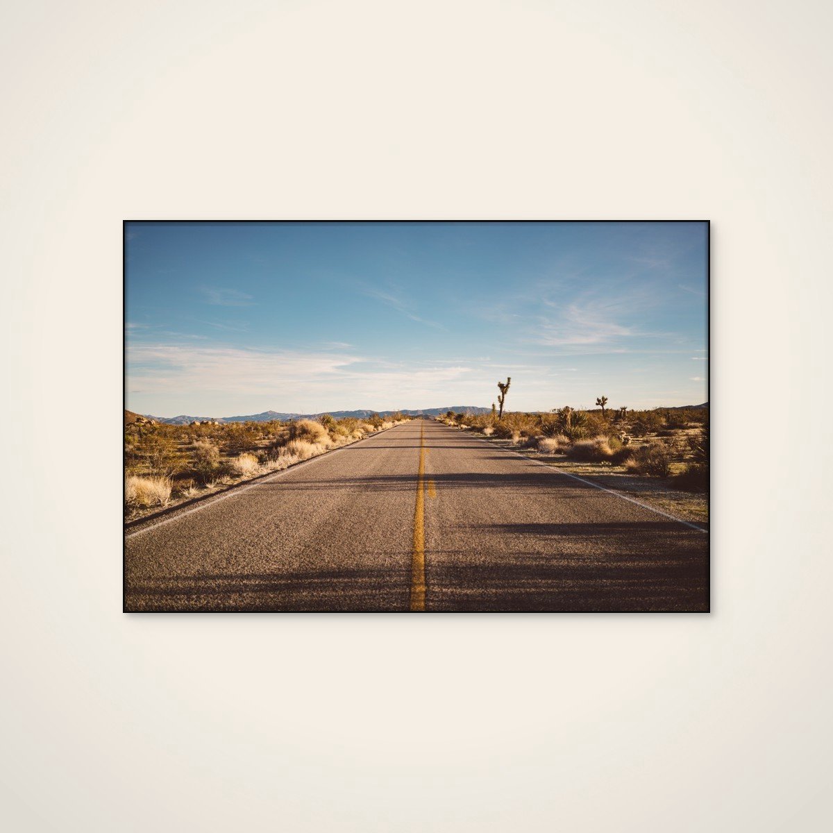 Akoestisch schilderij - 90 x 60 cm - Open Desert Road van Bethany Young - Natuurlijke wanddecoratie - zwart textielframe
