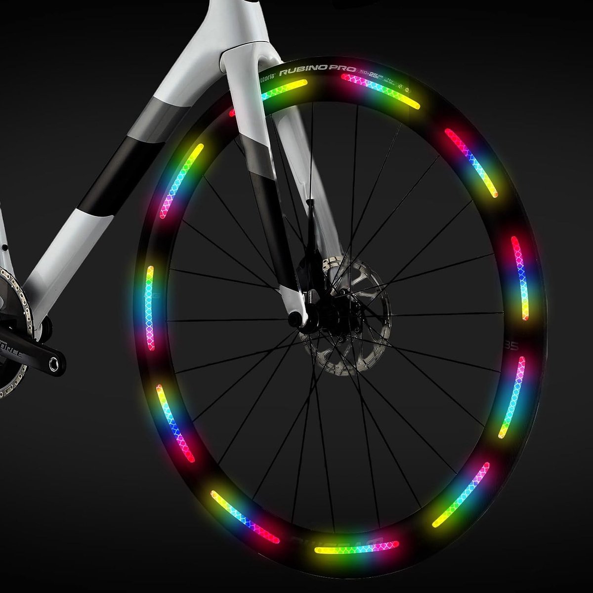 Reflectorstickers in regenboogkleuren, zelfklevend en universeel voor fiets, helm en kinderwagen, 100 stuks voor extra zichtbaarheid en veiligheid tijdens nachtritten