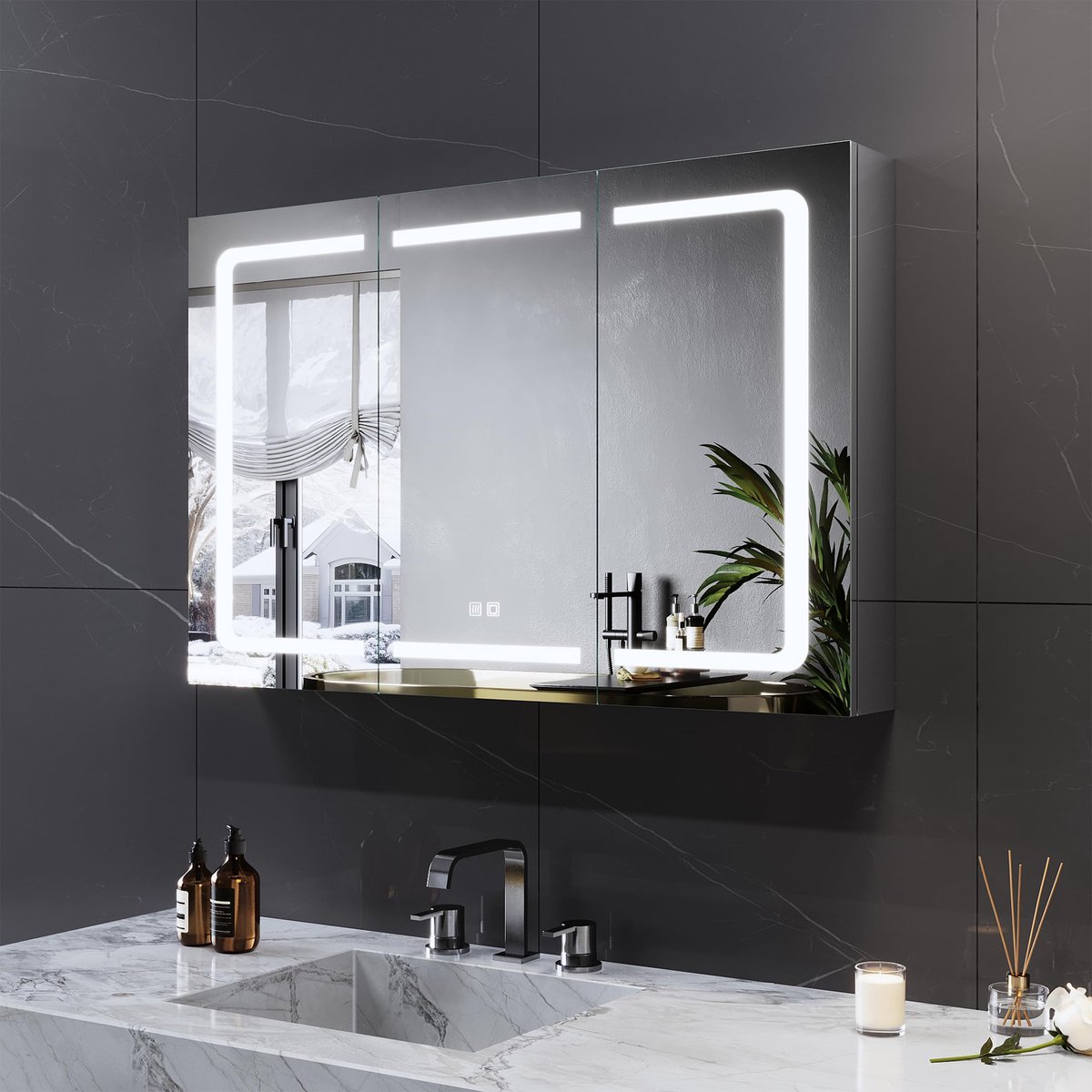 SnelShoppen - Badkamerspiegelkast met Verlichting, Stopcontact en Lichtschakelaar - 100x60x13 cm - Wandkast Zilver met 3 Deuren voor Badkamer