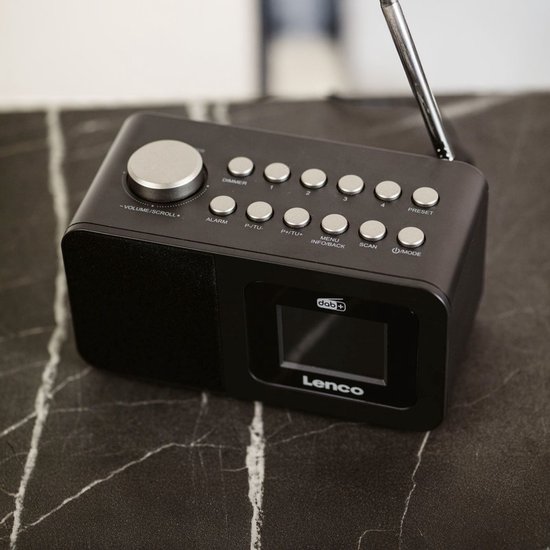 Zwarte Lenco DAB radio op marmeren ondergrond. Zilverkleurige volumeknop en telescopische antenne.