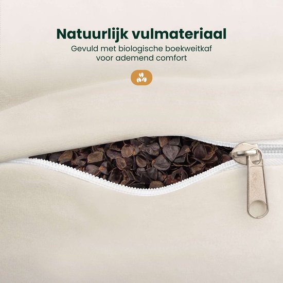 Close-up van crème yoga bolster gevuld met boekweitkorrels.