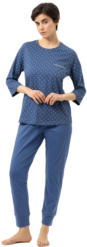 Model draagt een blauwe pyjamaset met stippenpatroon, 3/4-mouwen en een borstzakje met witte afwerking.