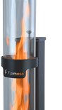 Zwarte terrasverwarmer met een glazen cilinder waarin oranje vlammen dansen. Het "Flamesa" logo is zichtbaar op een zwarte band.