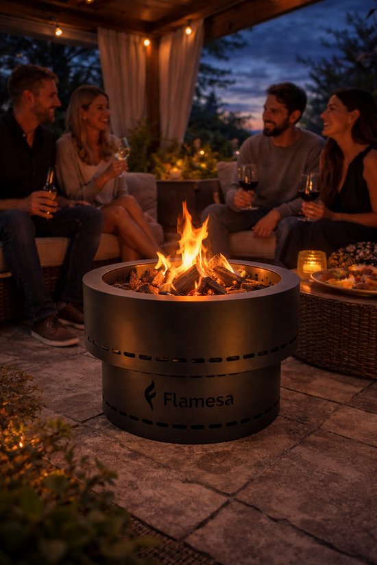 Zwarte Flamesa vuurkorf met brandend vuur, omringd door vrienden op een terras.