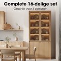 Complete 16-delige beige servies set voor 4 personen in een houten vitrinekast.