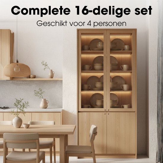 Complete 16-delige beige servies set voor 4 personen in een houten vitrinekast.
