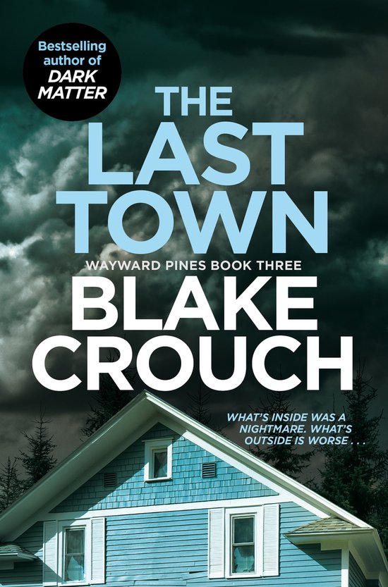 Couverture du livre "The Last Town" par Blake Crouch, troisième volet de la série Wayward Pines. Une maison avec un toit bleu texturé sur fond de ciel sombre et menaçant.