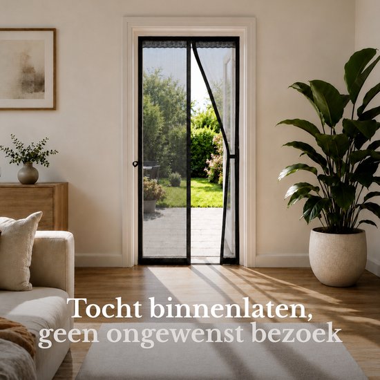 Een zwarte hor hangt voor een openstaande deur, met een woonkamer op de achtergrond.