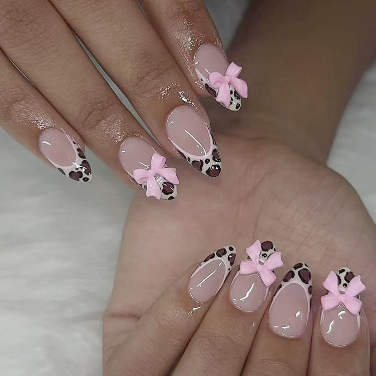 Druk op nagels kort, amandel luipaard Franse 3D-roos vlieg roos stropdas design amandel shorts Y2k nep nagels, luipaard patroon roze lente en herfst winter INS kunstnagels