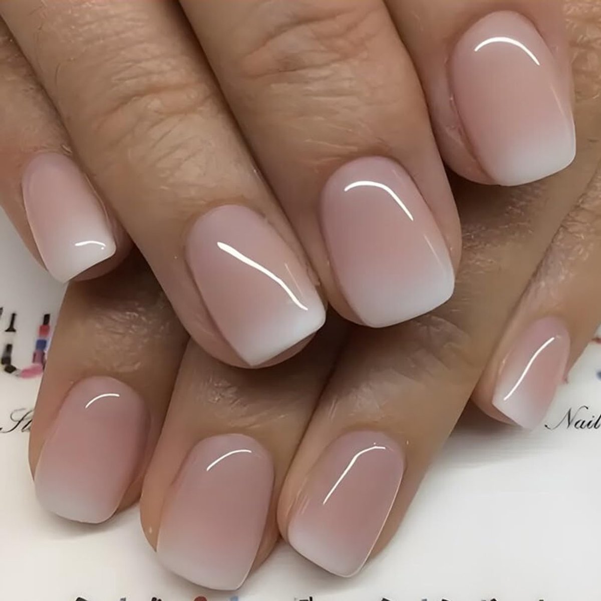 on Nails kort, vierkant, nude, roze kleurverloop, wit, zoete kunstnagels met nagellijm, natuurlijk roze, kleurverloop, wit, acryl kunstnagels