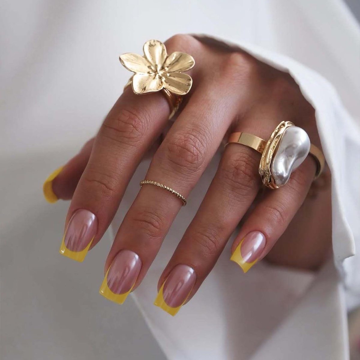 nagels, kort, vierkant, chroom, geel, French nude basis, spiegel, geglazuurd design, korte nepnagels, gele tips, natuurlijke zomer, INS zoete kunstmatige kunstnagels
