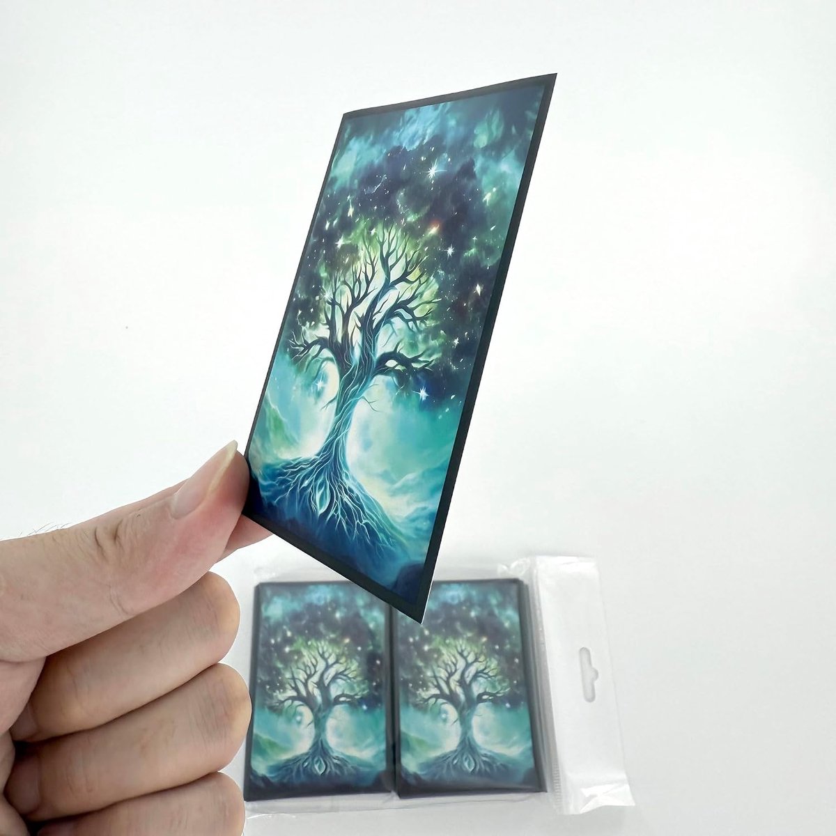 100 stuks TCG/MTG-kaarthoesjes, matte antislip achterkant en gemakkelijk schudden, van toepassing op OCG CCG DTCG PTCG, 6,6 x 9,1 cm standaardformaat kaarten (boom)