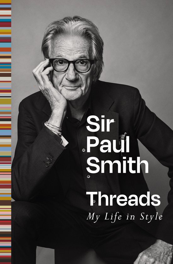 Livre 'Sir Paul Smith Threads: My Life in Style' avec une photo en noir et blanc de Sir Paul Smith assis sur une chaise.