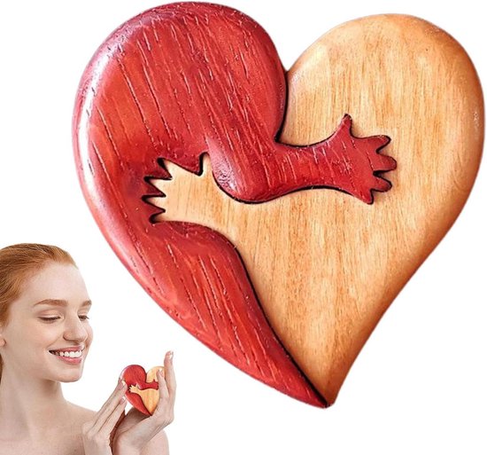 Vrouw houdt een klein houten hart vast met een omhelzend ontwerp.