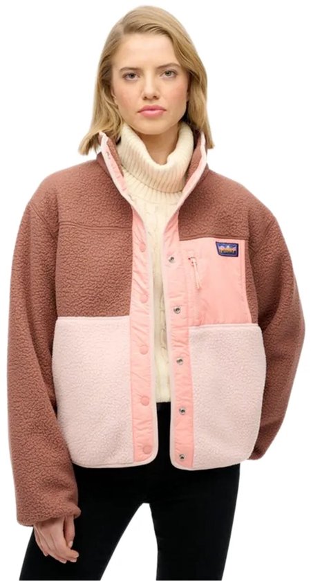 Model draagt bruine, roze en lichtroze fleece jas, een winterse outfit.
