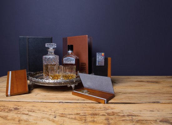 Houten tafel met drankjes, karaffen en verschillende zwarte en bruine menumappen.