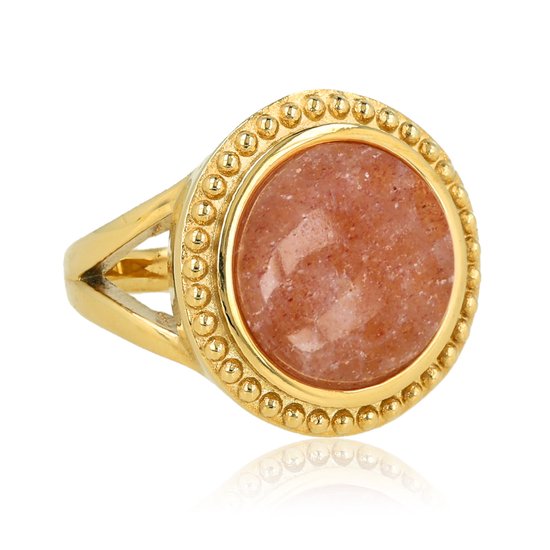 Gouden ring met een ronde, oranje steen omringd door kleine gouden kraaltjes.