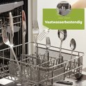 Zilverkleurig bestek in een vaatwasmand, nat en glinsterend na het wassen.