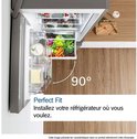 Overzicht van de open koelkast, met deuren open, gevuld met groenten, fruit en flessen. Tekst: 'Perfect Fit Install your refrigerator wherever you want.'