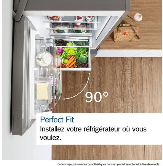 Overzicht van de open koelkast, met deuren open, gevuld met groenten, fruit en flessen. Tekst: 'Perfect Fit Install your refrigerator wherever you want.'