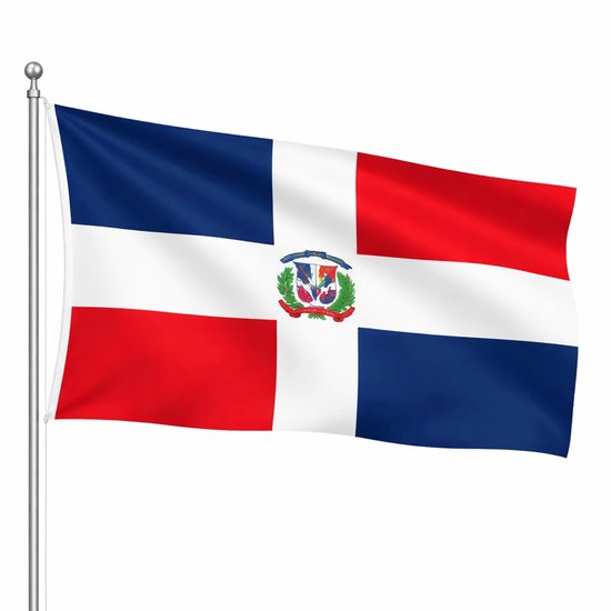 Dominicaanse vlag met wapenschild, wapperend aan een vlaggenmast.