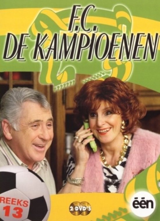 Man en vrouw lachen. Vrouw met rode krullen en roze bontjas aan de telefoon. FC De Kampioenen.
