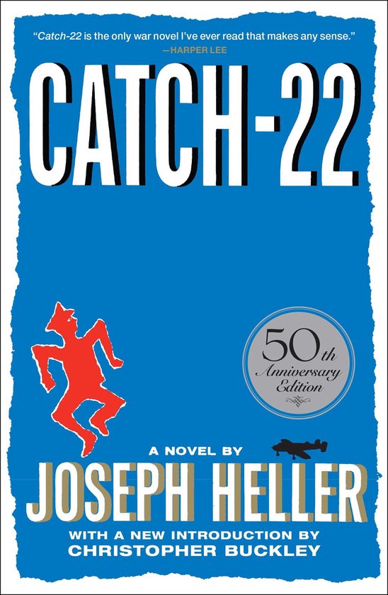 Boekcover met de titel 'CATCH-22' in grote letters, een rode gestileerde figuur en een 50ste verjaardag editie-zegel.