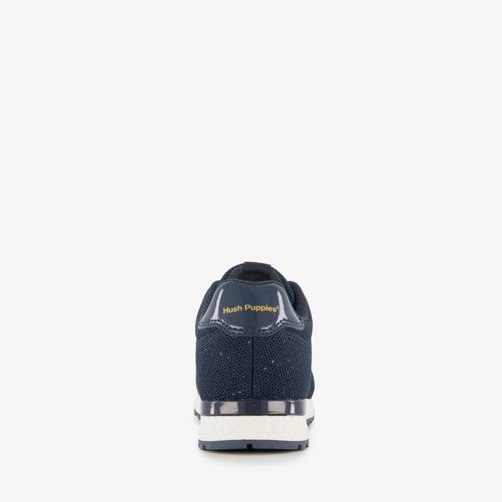 Achterkant van een donkerblauwe sneaker met een glanzend detail op de hiel.