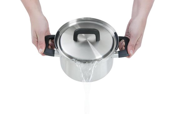 Twee handen houden een soeppan met deksel vast terwijl water eruit wordt gegoten.