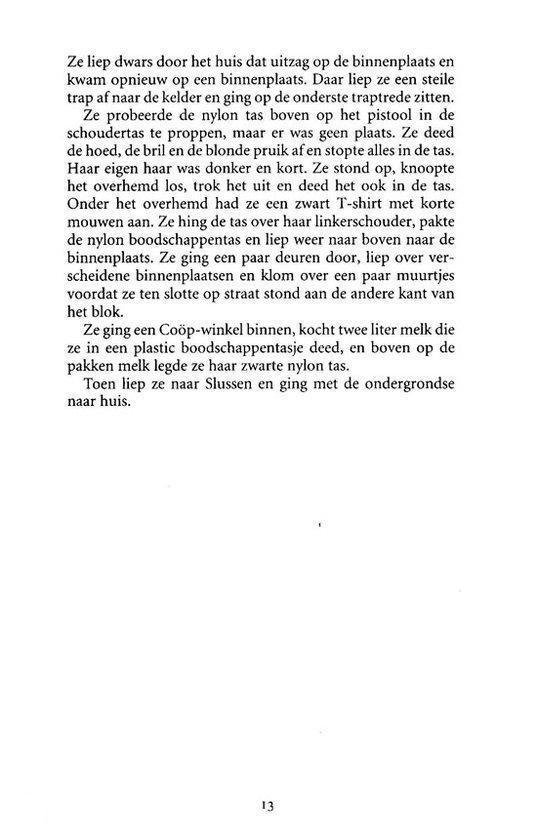 Pagina 13 van een boek met tekst over een vrouw die een pruik afzet, kleding verwisselt en boodschappen doet.