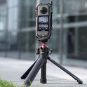Zwarte Ulanzi kooi met een Insta360 X3 camera erop, gemonteerd op een Ulanzi MT-16 statief.