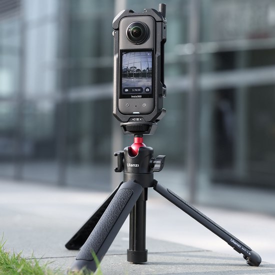 Zwarte Ulanzi kooi met een Insta360 X3 camera erop, gemonteerd op een Ulanzi MT-16 statief.