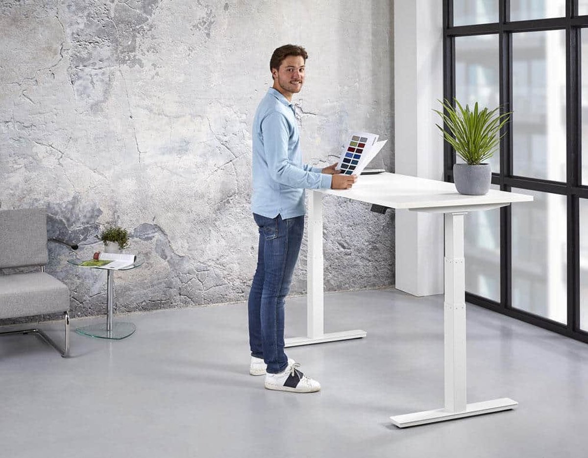 Ergonomisch elektrische verstelbaar zit/sta bureau Teez breed 120CM diep bladkleur Halifax Eiken framekleur Wit (RAL9010)