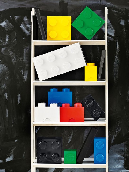 Op een plank staan gele, groene, witte, blauwe, rode en zwarte Lego-opbergdozen.