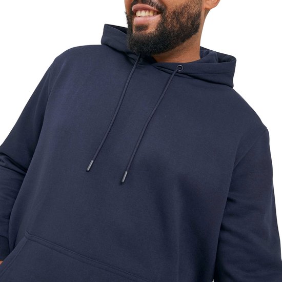 Gedetailleerde voorkant van een donkerblauwe hoodie met trekkoordjes.