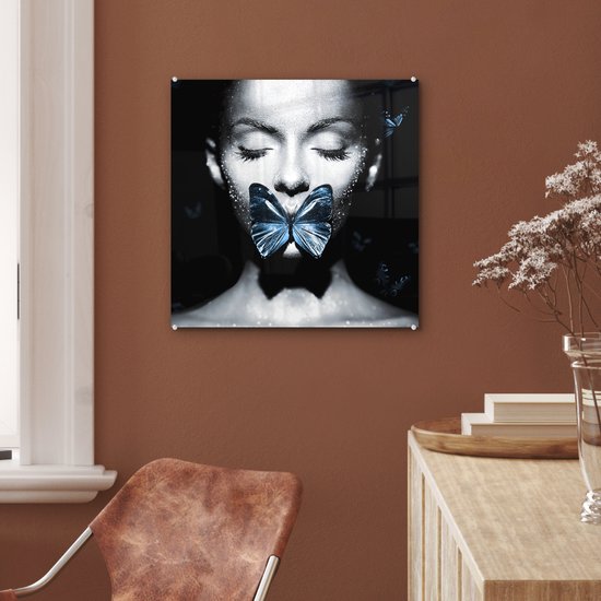 MuchoWow® Peinture sur verre 50x50 cm - Peinture sur verre acrylique - Femme - Papillon - Zwart - Wit - Photo sur verre - Décoration murale salon - Décoration murale chambre - Peintures