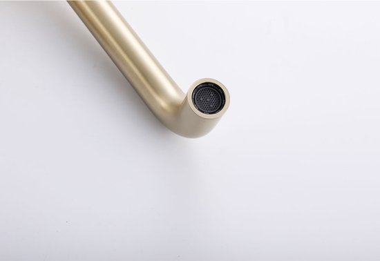 Close-up van de gouden kraanuitloop met zwart perlator.