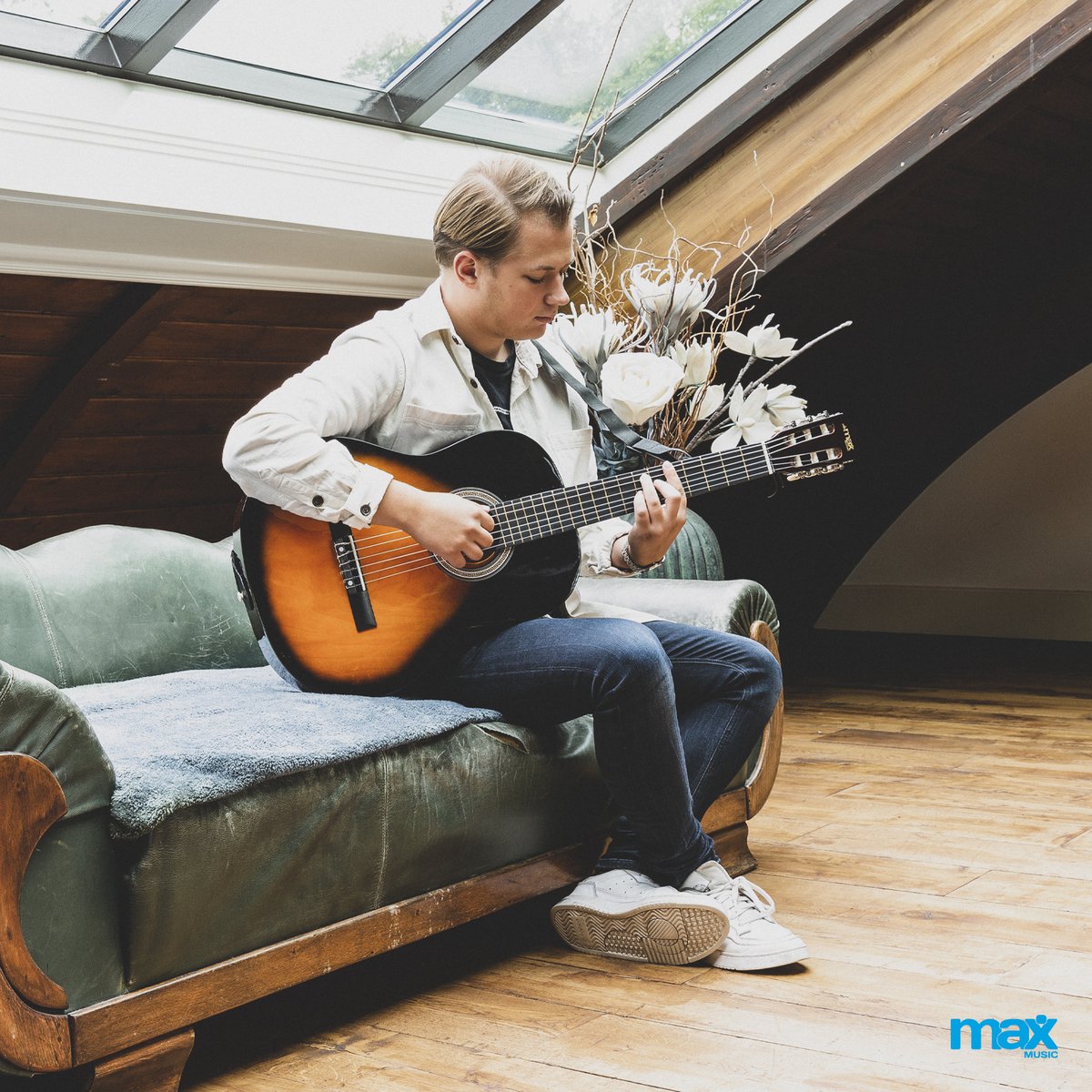 Klassieke Akoestische Gitaar 4/4 - Met Nylon Snaren - MAX SoloArt - Beginnersset met Accessoires - Sunburst thumbnail 3