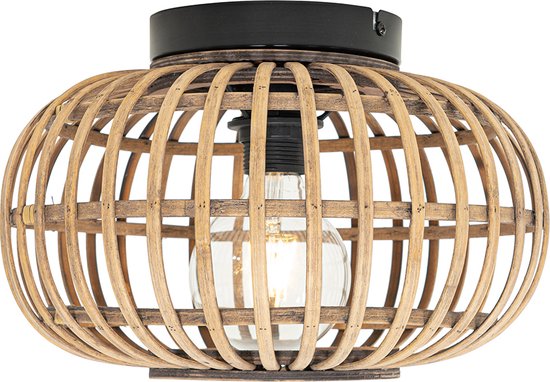 Oosterse plafondlamp met een naturel rotan kooi en zwarte basis, met een zichtbare gloeilamp.