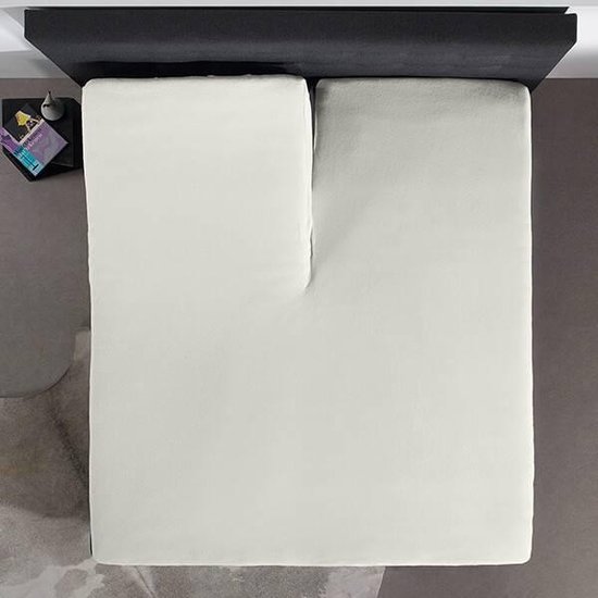 Bovenaanzicht van een tweepersoonsbed met creme splittopper hoeslaken.