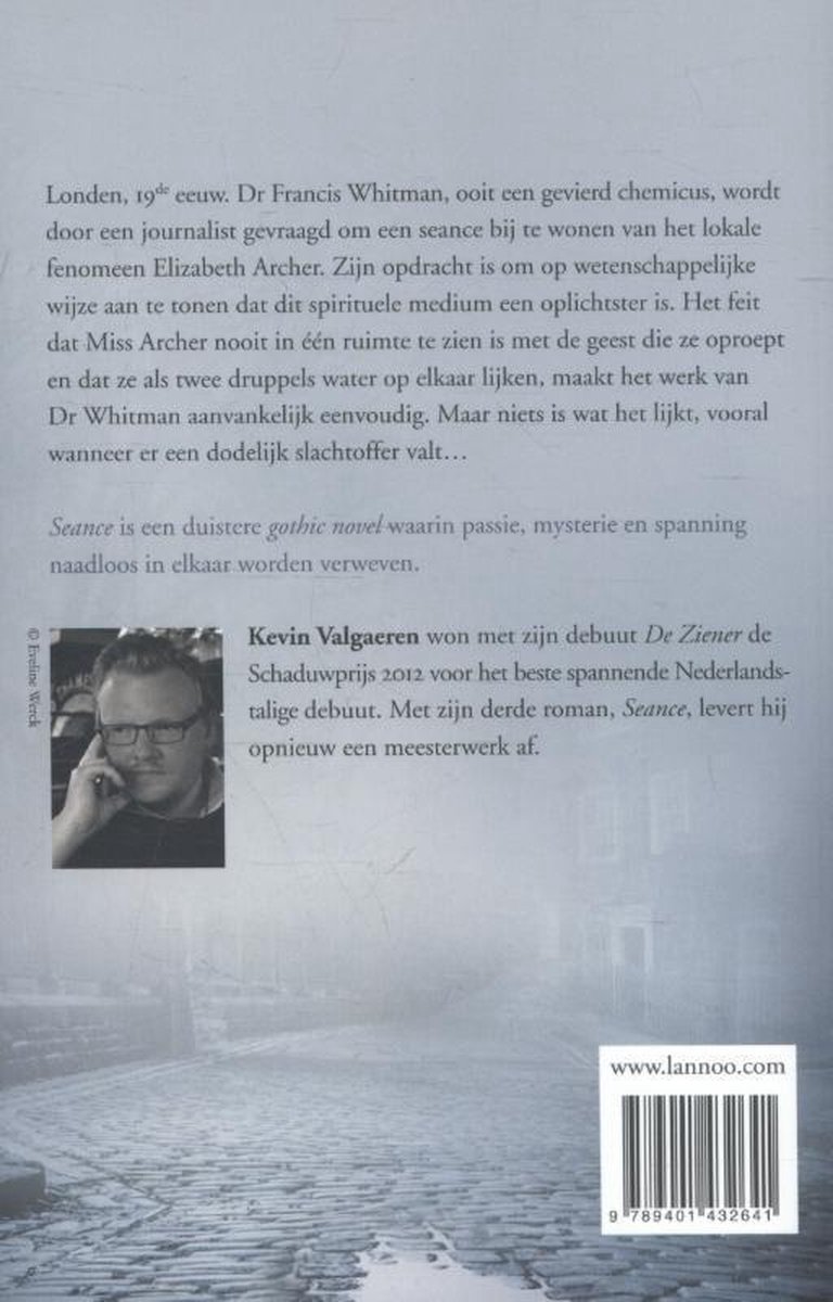 Achterkant boek 'Seance' van Kevin Valgaeren met foto van auteur.
