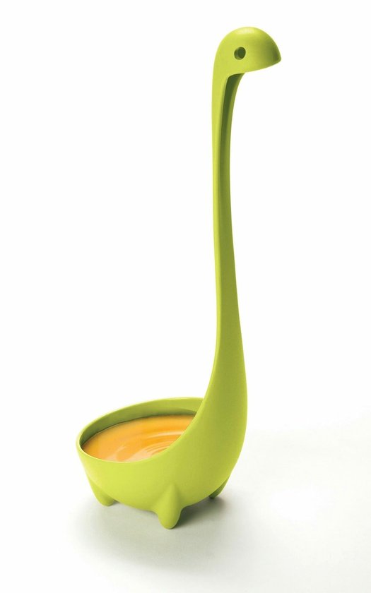 Groene Nessie soeplepel met een soeplepel vol soep, staande op zijn pootjes.