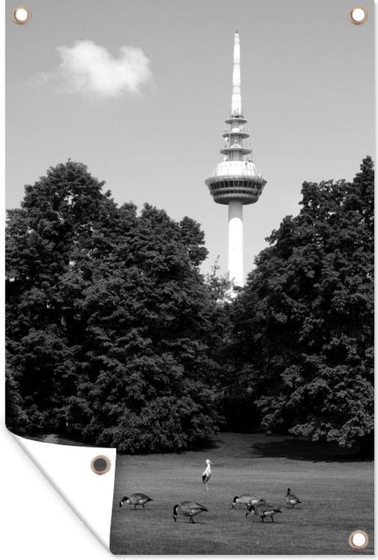 Tuinposters buiten De televisietoren van Mannheim tussen de groene bomen - zwart wit - 60x90 cm - Tuindoek - Buitenposter