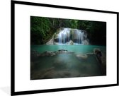 Fotolijst incl. Poster - Een waterval in het Nationaal park Erawan in Thailand - 90x60 cm - Posterlijst