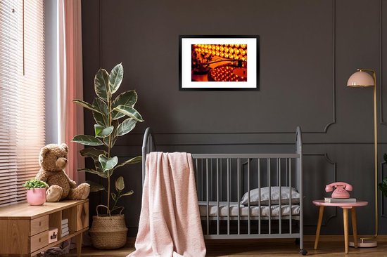 Image dans le cadre - Table tournante et table de mixage pour cadre photo lumières orange 60x40 cm - Affiche dans cadre (Décoration murale salon / chambre)
