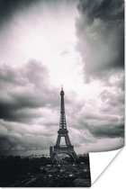 Poster Eiffeltoren onder woeste wolken - 20x30 cm