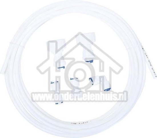 Witte waterslang rol met diverse witte koppelstukken, inclusief T-stuk en 90-graden bocht.
